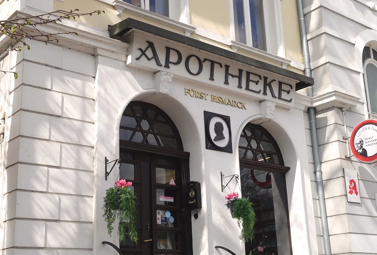 Eingangsportal der Fürst Bismarck-Apotheke
