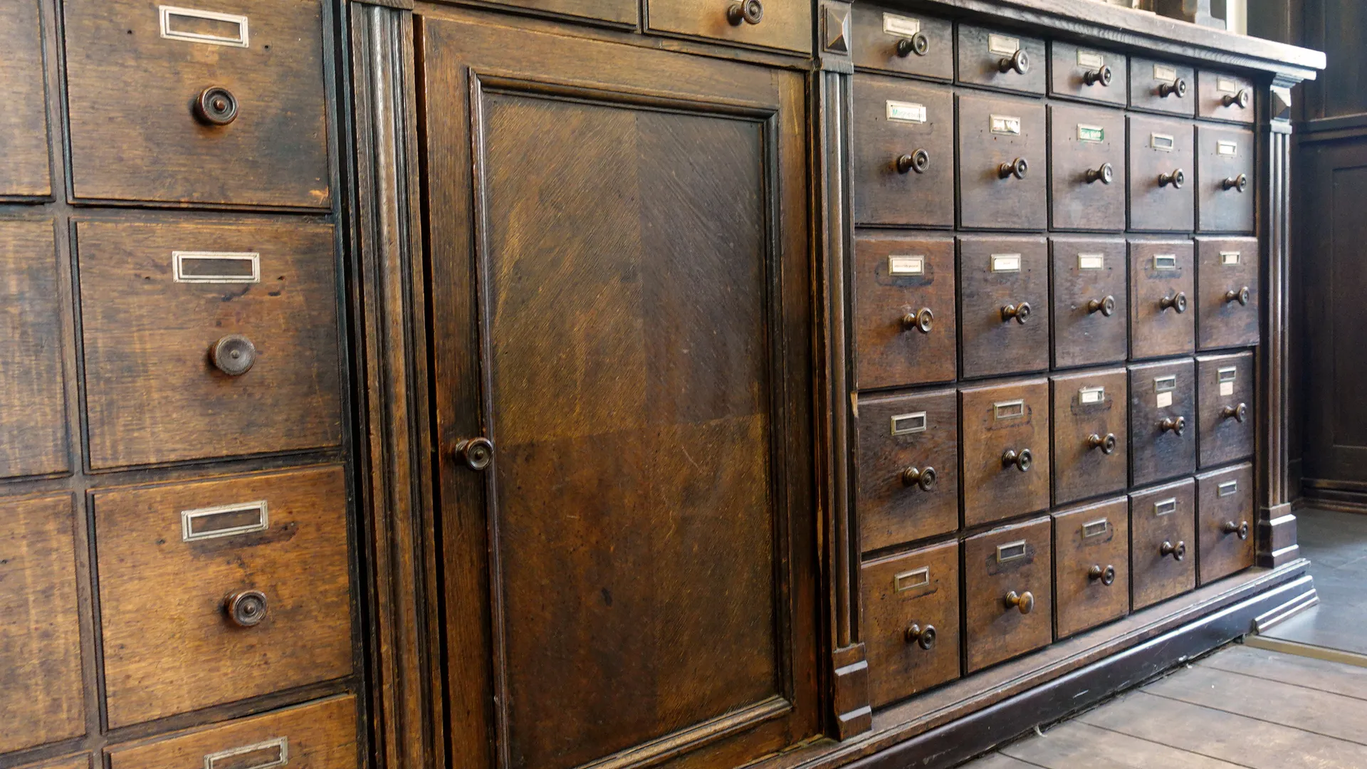 Historische Apothekerschubladen in der Fürst Bismarck-Apotheke
